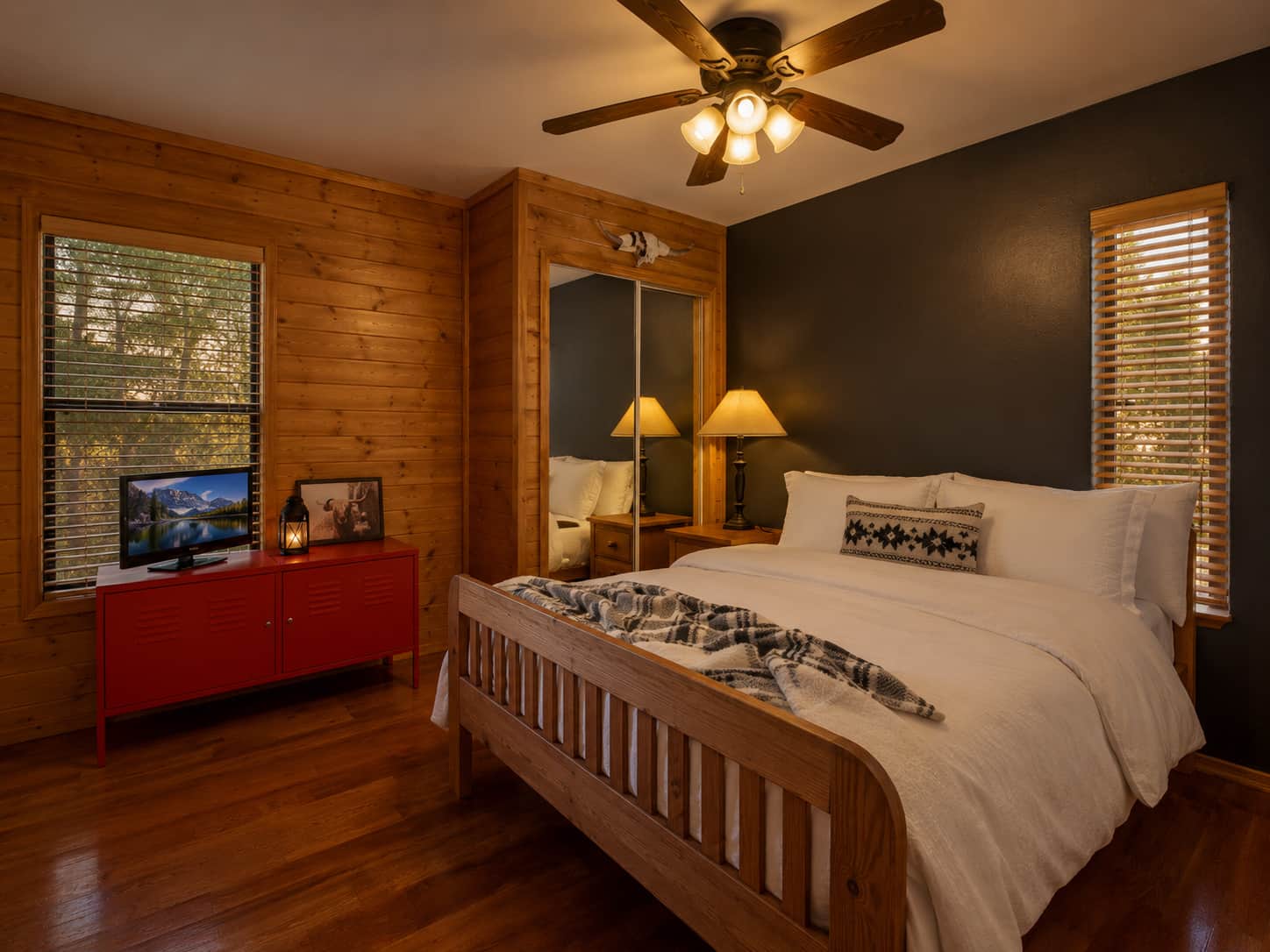 Bedroom with TV and forest ambiance in cabin rental