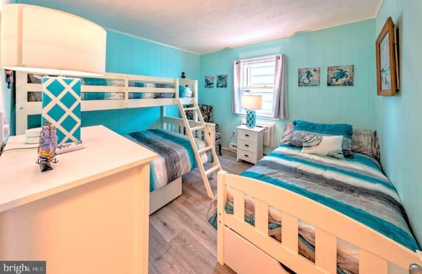 2 twin beds and full size bed