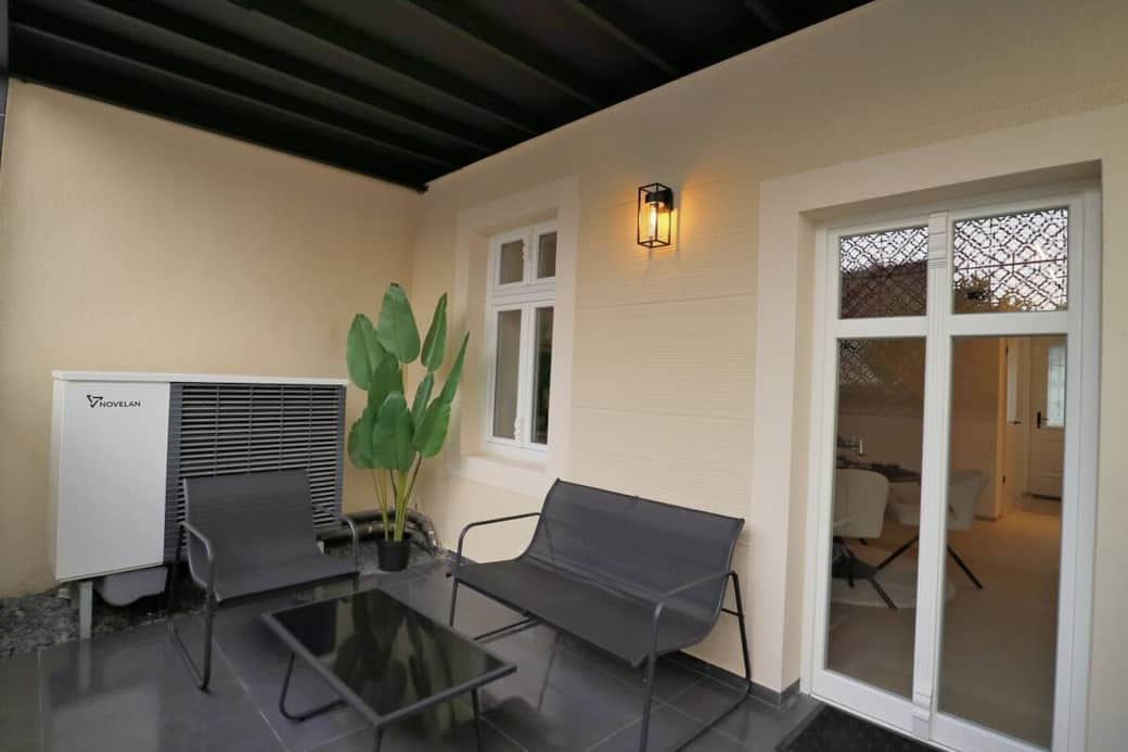 Terrasse mit Sitzgelegenheit 