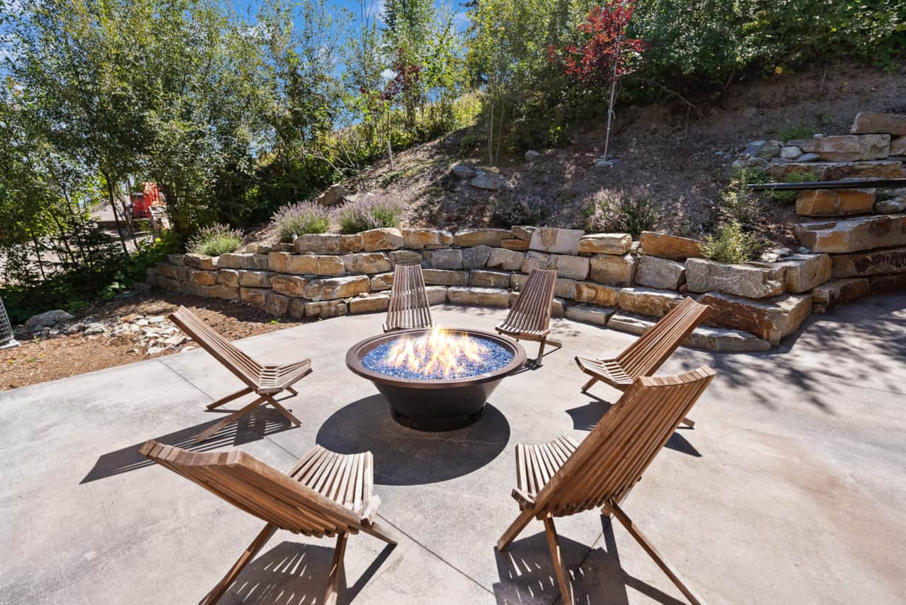Outdoor gas firepit