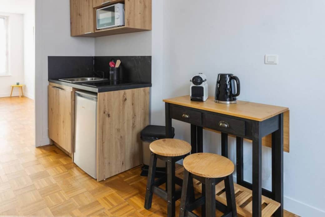 cuisine équipée et coin repas (table extensible)
