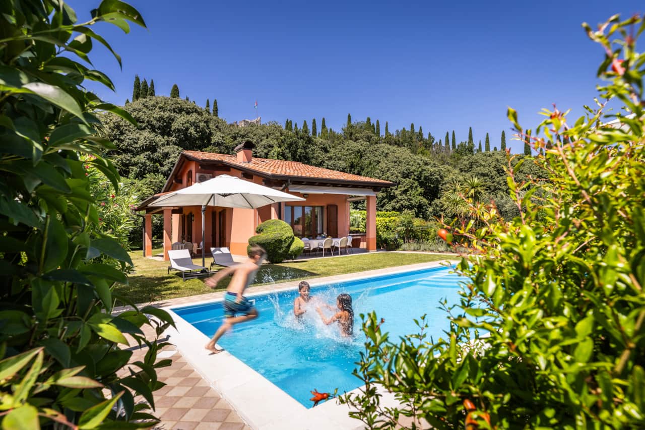 Privater Pool, umzäunter Garten und überdachte Veranda für absolute Privatsphäre.