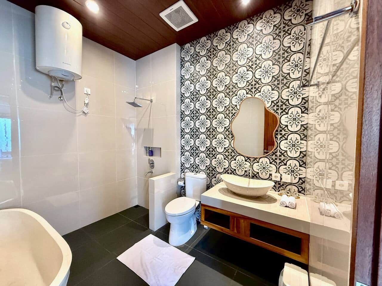 Modern tropical bathroom with elegant details