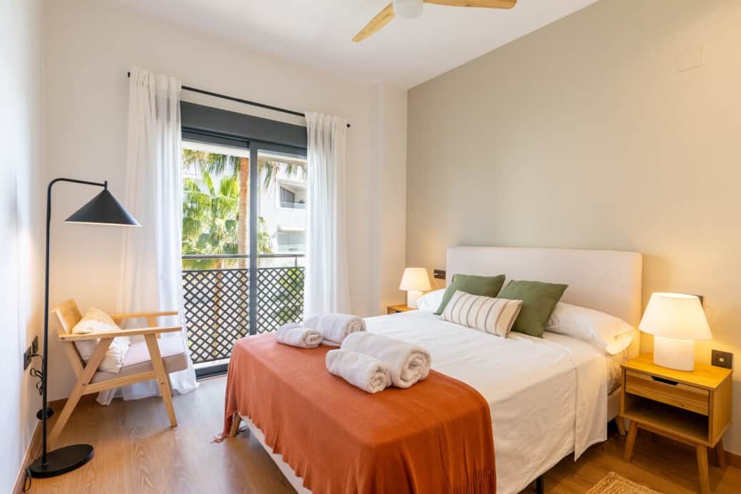 Despierta con luz natural y vistas a las palmeras. Un dormitorio acogedor, perfecto para empezar cada día con energía y una sensación de paz absoluta.