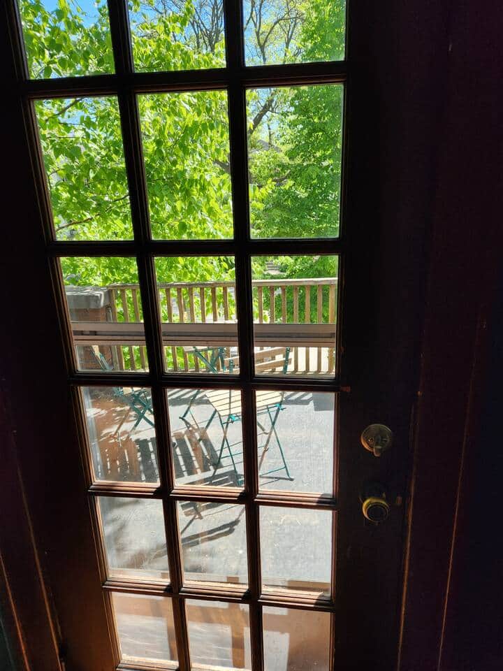 Door to balony from living room