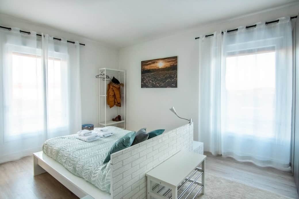 Dormitorio con agradables vistas y ventanas de triple cristal para proteger del ruido y del frío. Dormitorio con agradables vistas y ventanas de triple cristal para proteger del ruido y del frío.