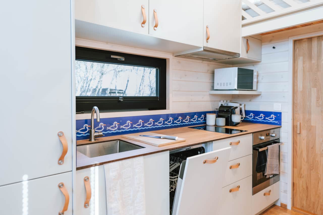 Tiny Seaside Kitchen (2)
