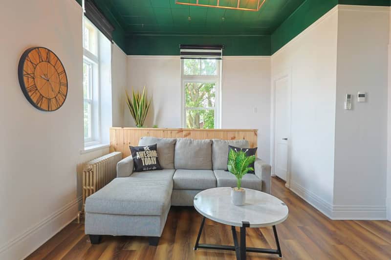 Salon de repos climatisé avec thermopompe et télé pour un confort optimal.