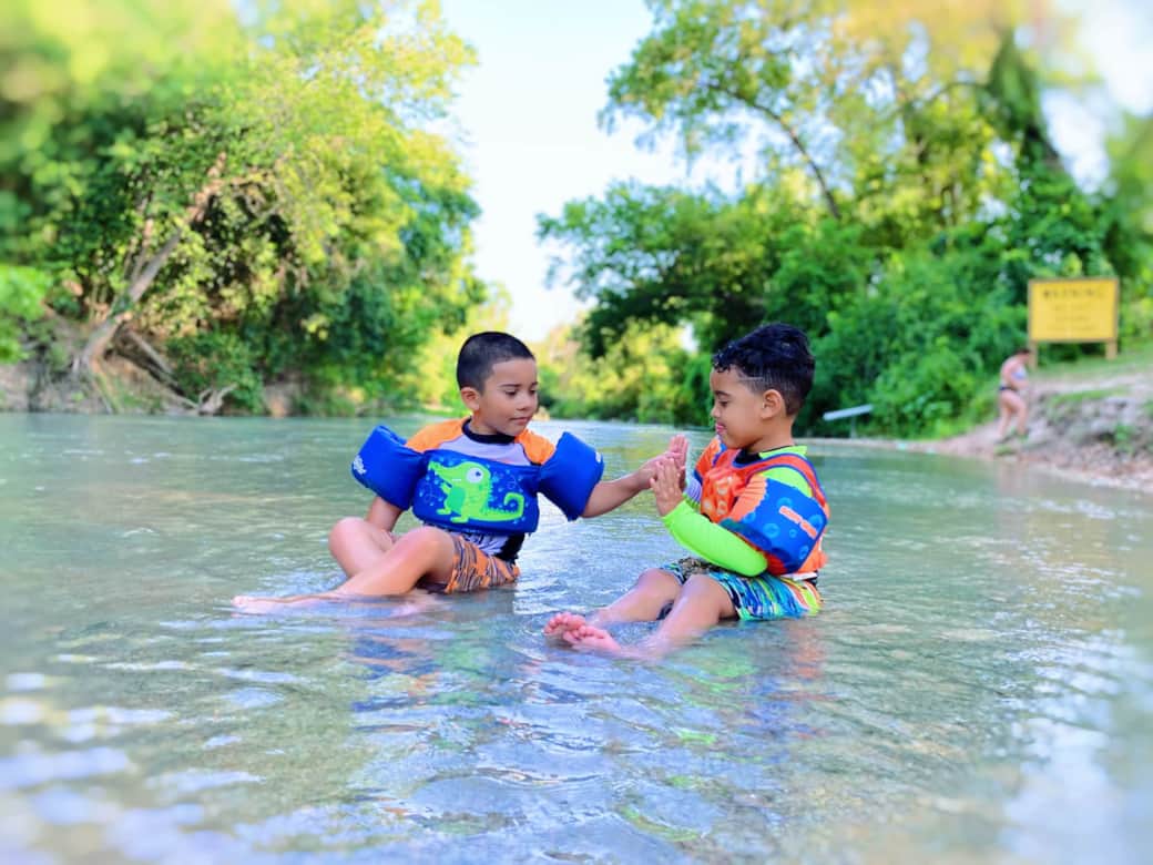 Everyon has fun at Son's! Everyon has fun at Son's!