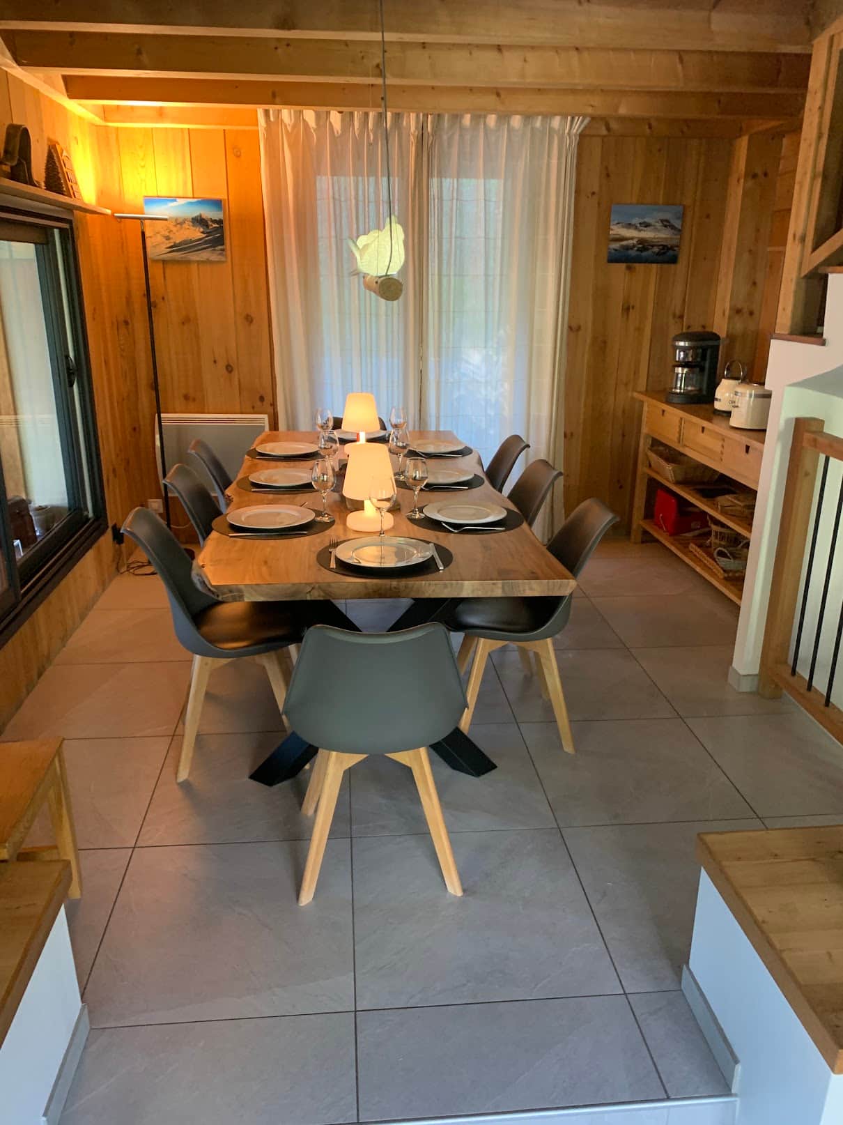 Vue d'ensemble du salon et de la salle à manger du chalet Mont Milo depuis la mezzanine