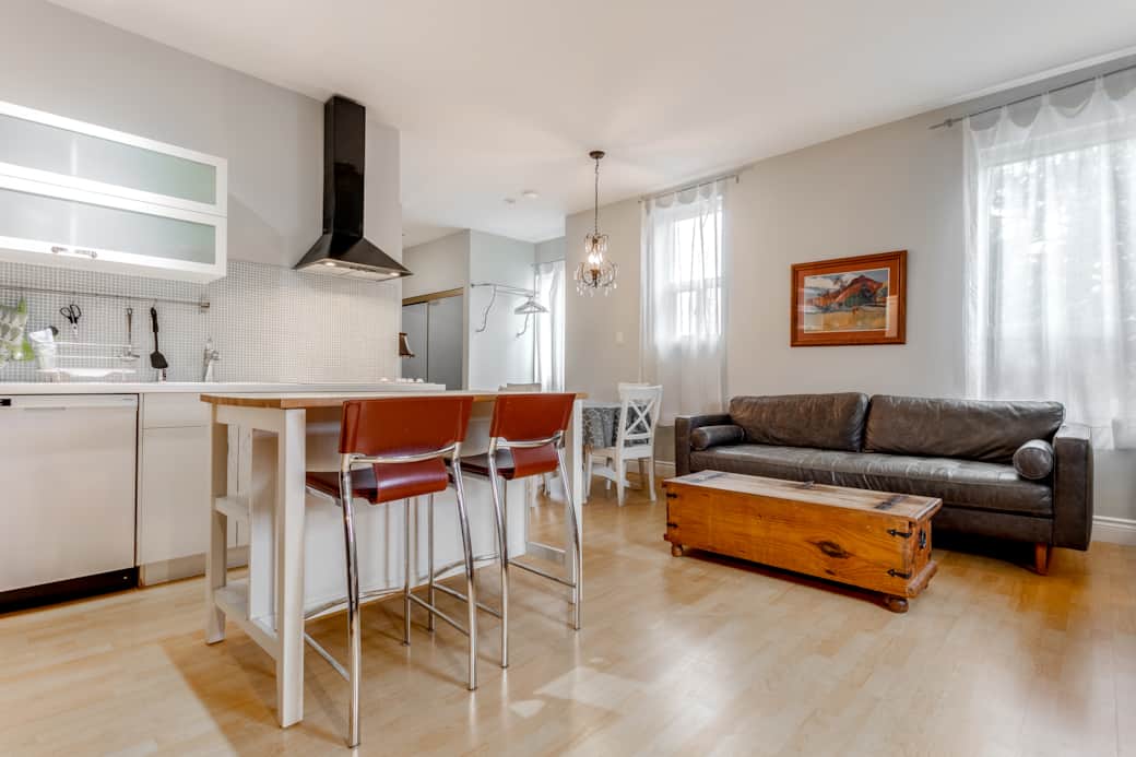Expansive and modern living quarter in a North York brief rental, full of contemporary amenities.