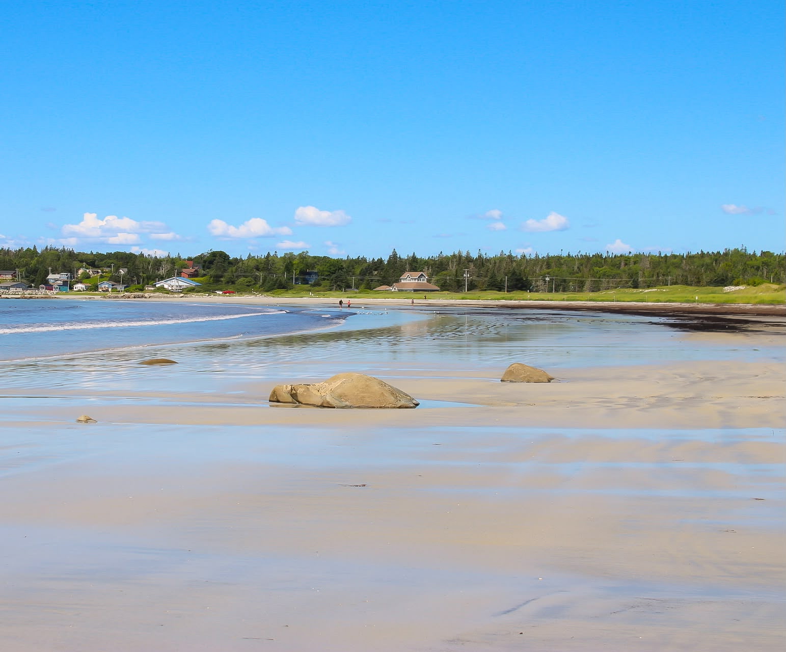 Cozy Oceanfront Cottage · 2 Bedrooms · Pet Friendly — photo 3