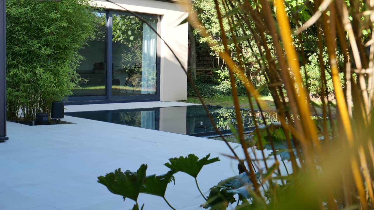 Le jardin bucolique et son plan d'eau prolongent visuellement le séjour