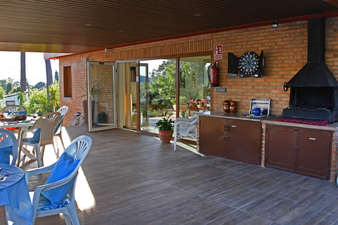 Terraza barbacoa, dardos, mobiliario 