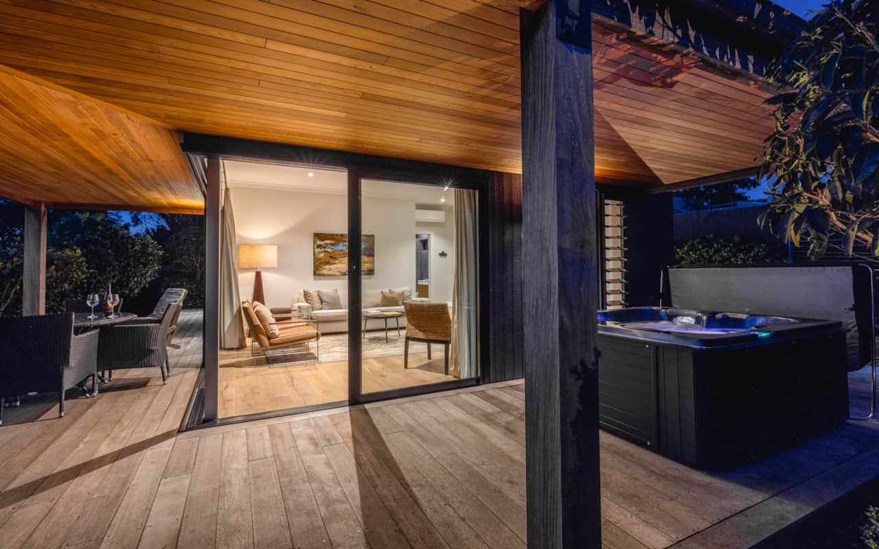 Outside deck & Spa