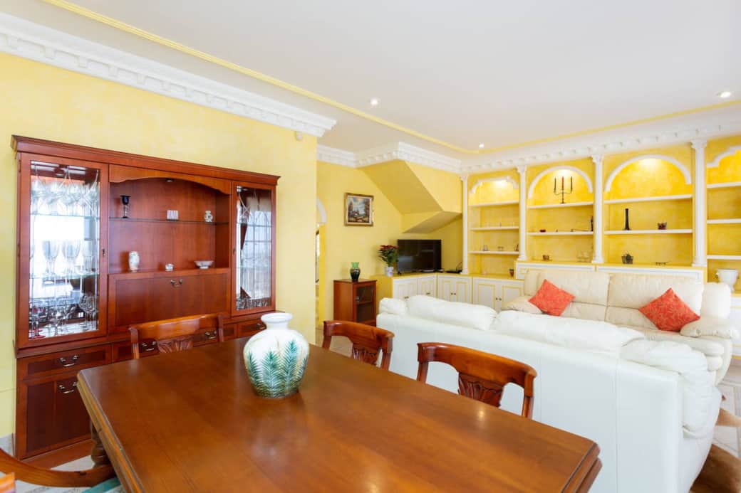 Dining area, table can be extended and comfortably seats up to 8 persons / Essbereich, Tisch ist ausziehbar und bietet Platz für 8 Personen Dining area, table can be extended and comfortably seats up to 8 persons / Essbereich, Tisch ist ausziehbar und bietet Platz für 8 Personen