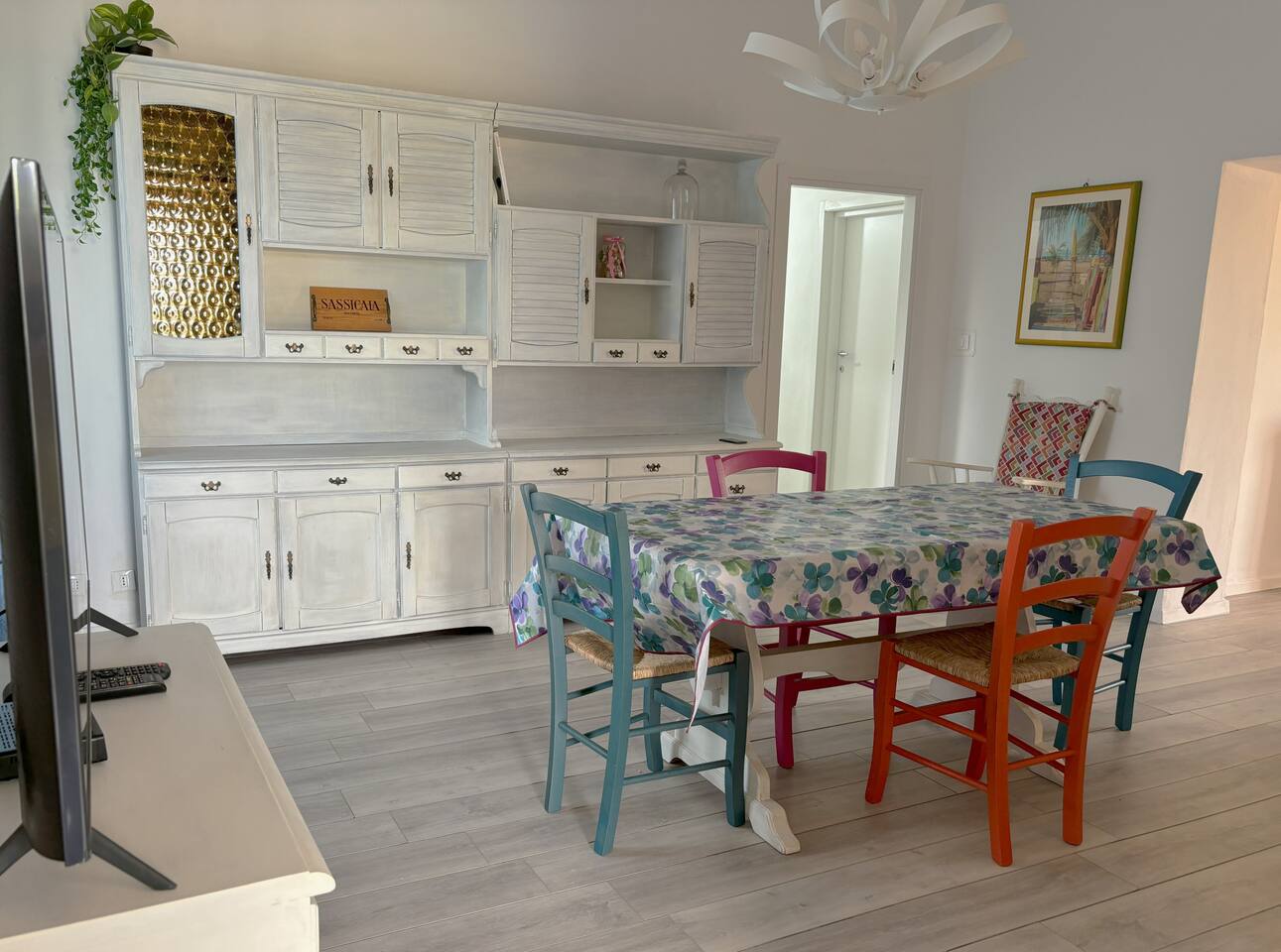 Zona pranzo con ampio tavolo da pranzo e Smart TV LED 42"