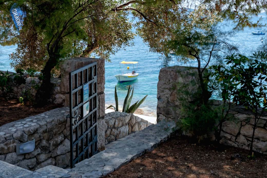 Pine Beach Villa - exit to the beach