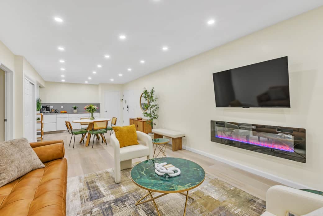 Discover the joy of a sun-drenched living room, perfect for leisure and entertainment. Discover the joy of a sun-drenched living room, perfect for leisure and entertainment.