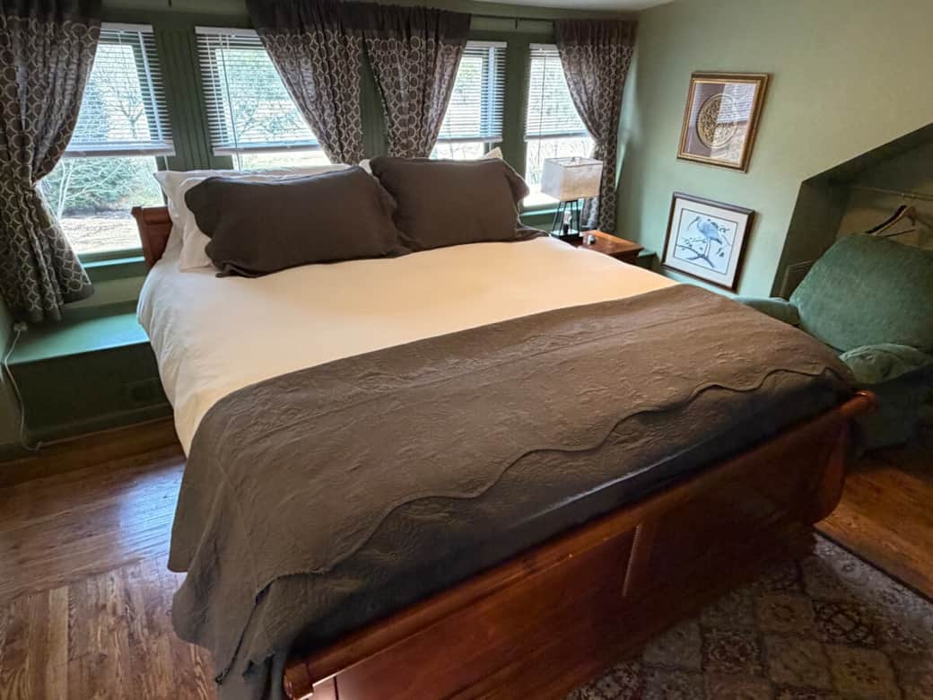 Upstairs Master Bedroom with King Bed Upstairs Master Bedroom with King Bed