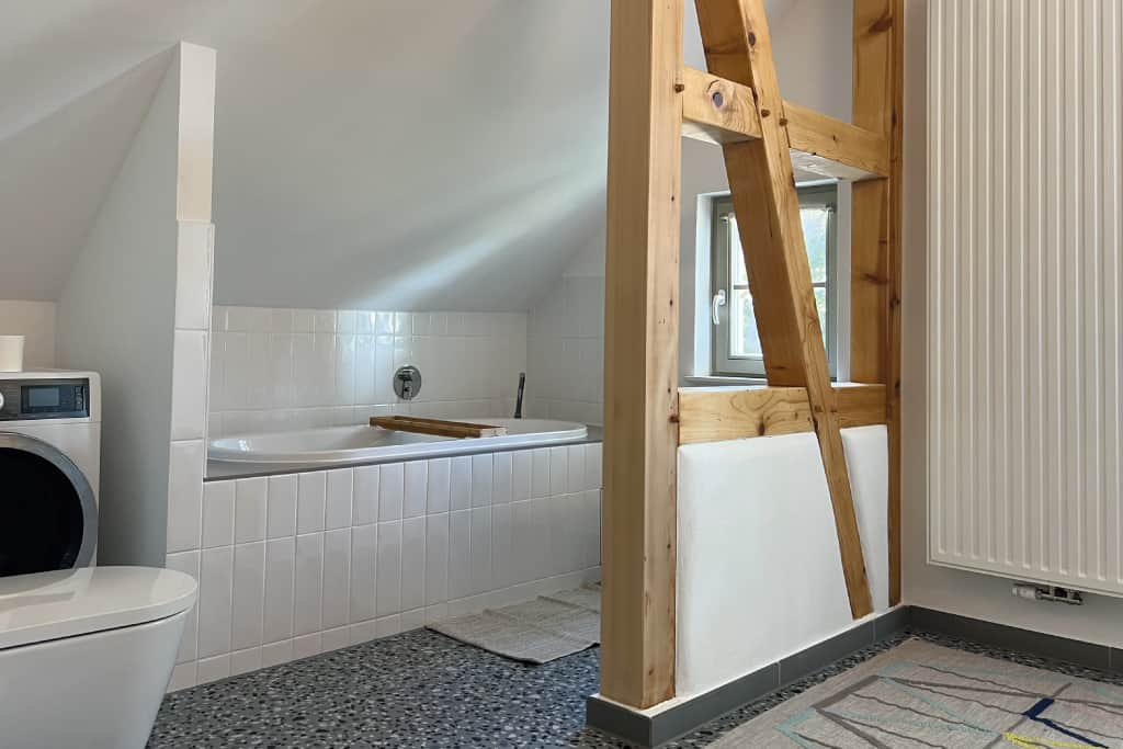 grosses Bad mit Wanne und Dusche