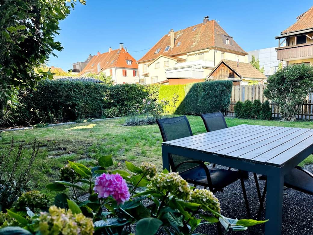 Sonnenbaden, ein Frühstück draußen, Barbecue, die Kinder einfach mal spielen lassen oder ein Aperol zum Sonnenuntergang? Unser Garten bietet Dir, was du suchst. Sonnenbaden, ein Frühstück draußen, Barbecue, die Kinder einfach mal spielen lassen oder ein Aperol zum Sonnenuntergang? Unser Garten bietet Dir, was du suchst.