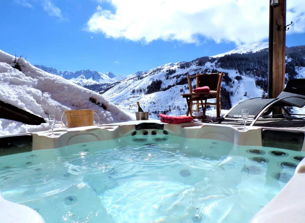 Jacuzzi extérieur 5 places face à la montagne, en pleine nature. Jacuzzi extérieur 5 places face à la montagne, en pleine nature.