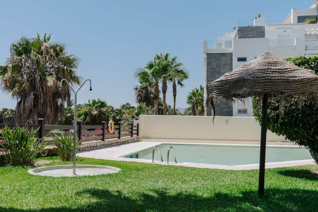 Espacios verdes con sombrillas naturales, ideal para descansar después de un baño, leer o disfrutar de una siesta al aire libre.
