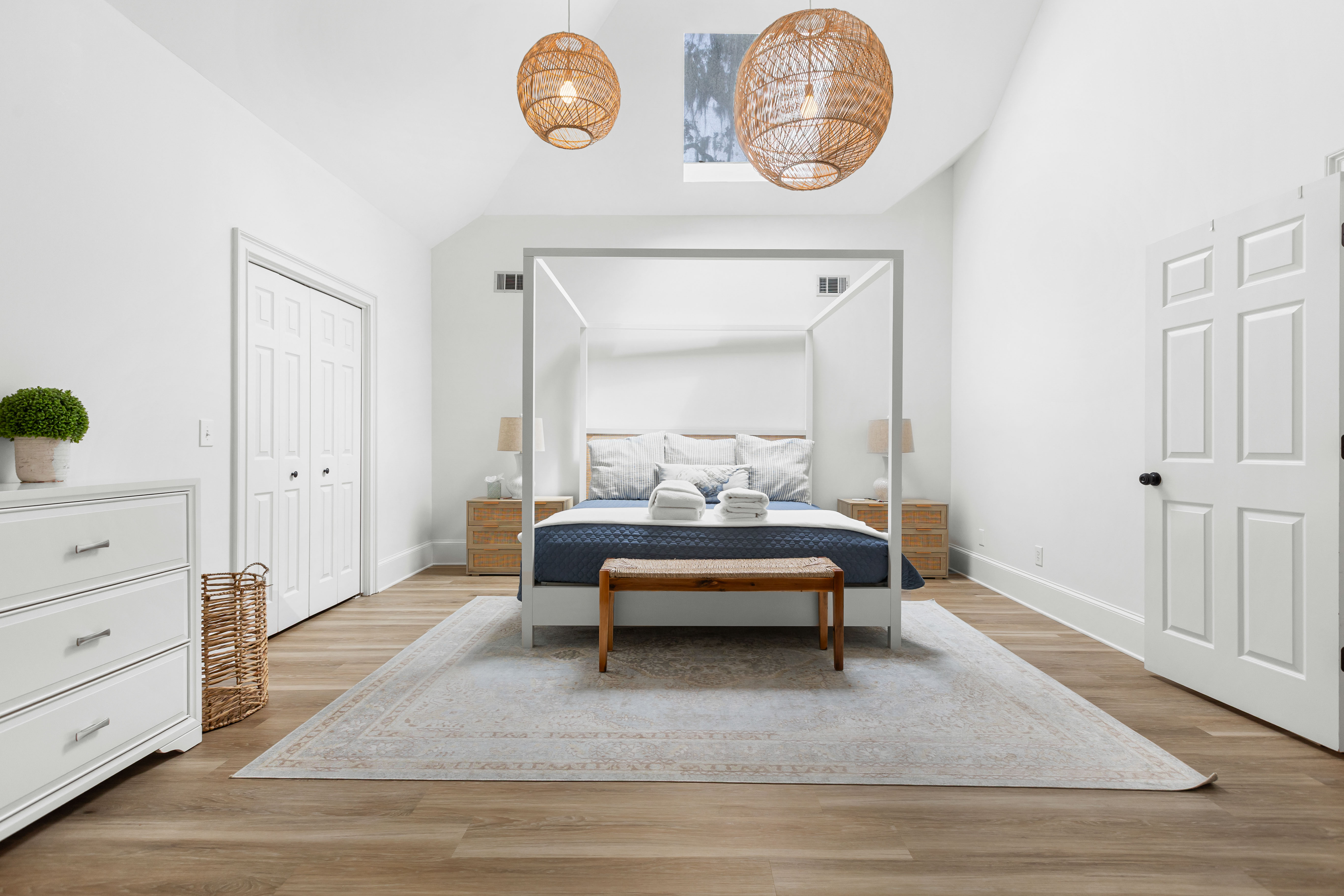 King Bedroom (Mid level)