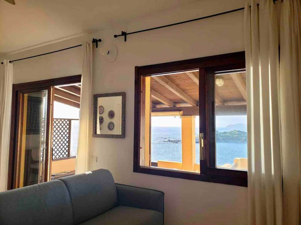 Zona giorno con affaccio direttamente sul mare