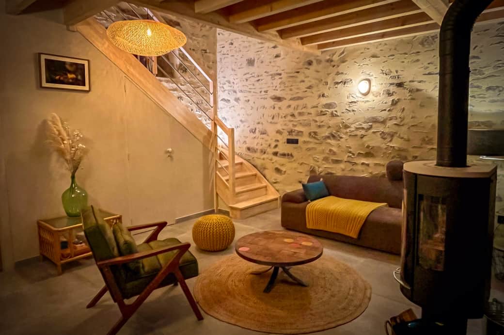 Le salon avec son poêle à bois