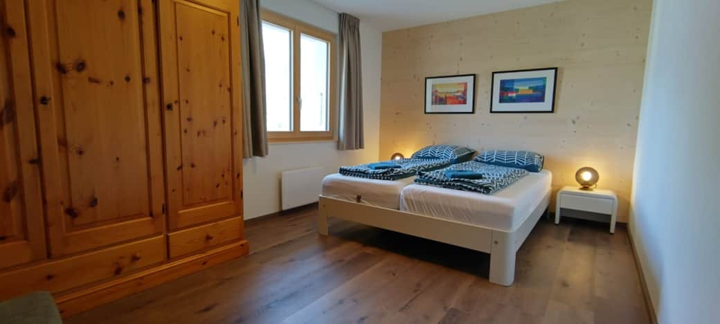 Geräumiges Schlafzimmer mit Doppelbett
