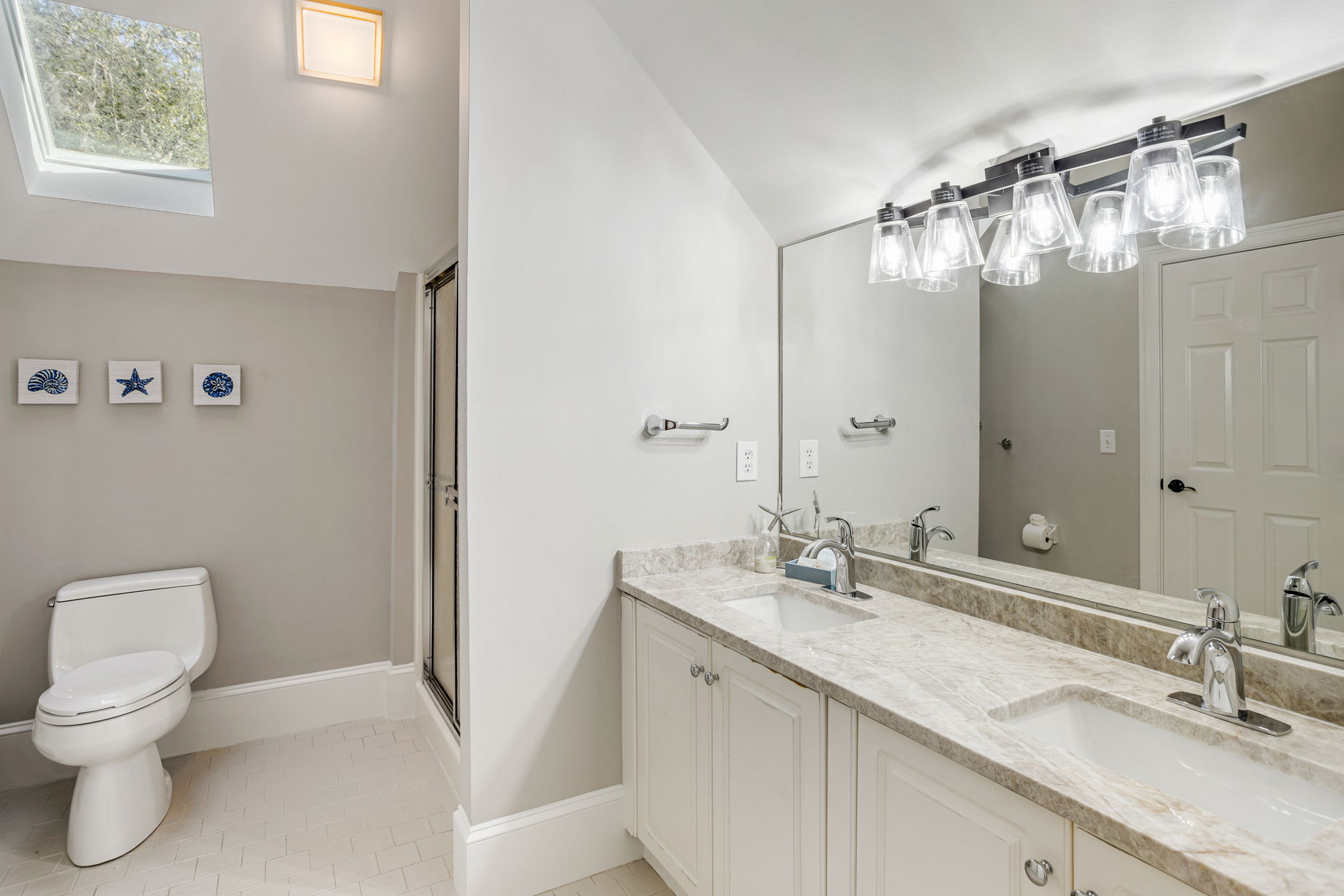 Jack/Jill Bathroom