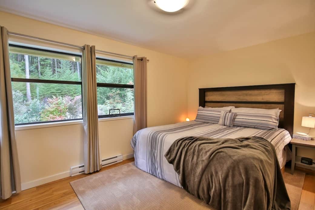 Bedroom with forest views & luxurious king sized bed Bedroom with forest views & luxurious king sized bed