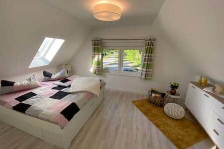 Das Schlafzimmer im Obergeschoss mit Wald- und Seeblick.