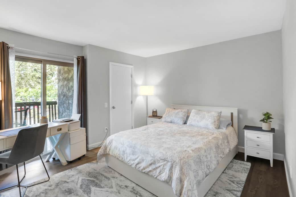 Bedroom/Work Space Bedroom/Work Space