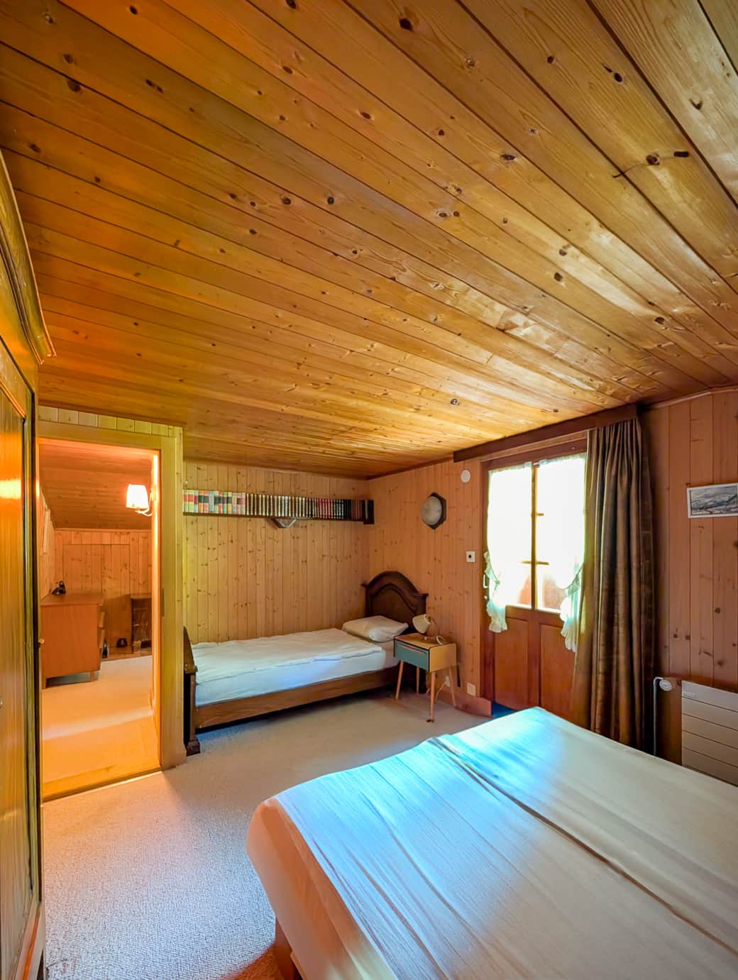 Bedroom with single bed