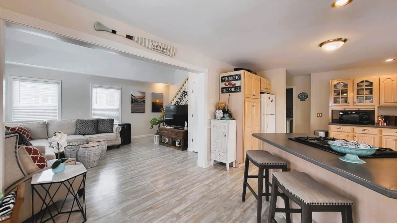 Open concept floor plan, large eat-in kitchen