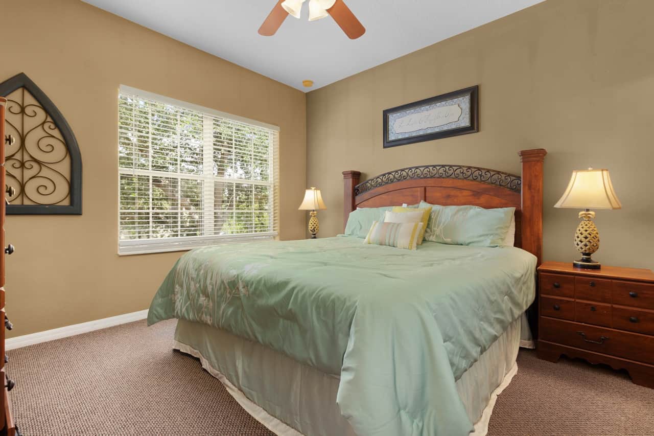 King size Master bedroom - Disney Trail