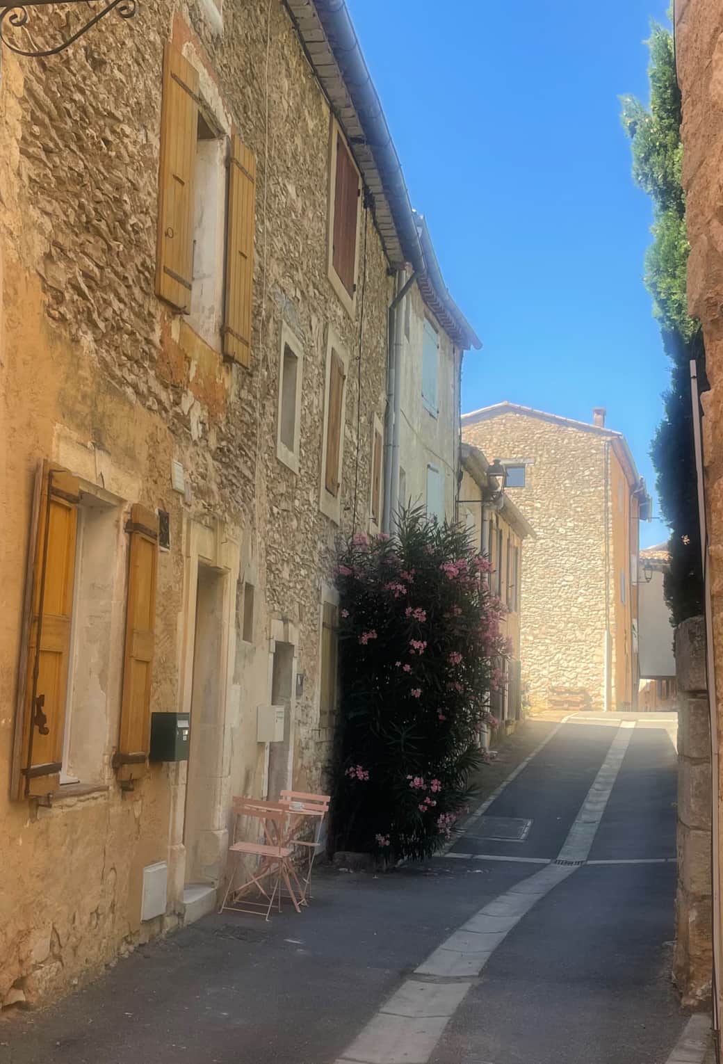 La Farigoulette - Vue de la rue du théâtre