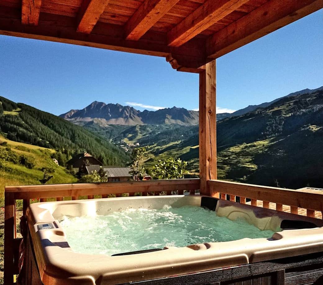 Jacuzzi extérieur 5 places, chauffé toute l'année à 37°, sur une terrasse extérieure plein sud face à la montagne. Jacuzzi extérieur 5 places, chauffé toute l'année à 37°, sur une terrasse extérieure plein sud face à la montagne.