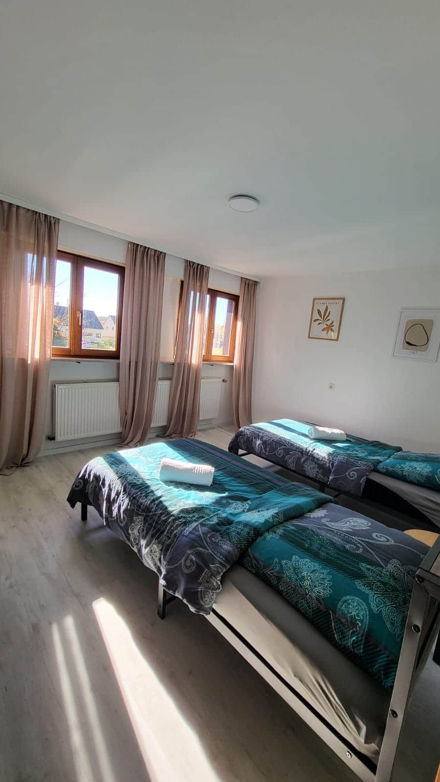 Schlafzimmer 1 | 2 bequeme Einzelbetten mit Kleiderschrank Schlafzimmer 1 | 2 bequeme Einzelbetten mit Kleiderschrank
