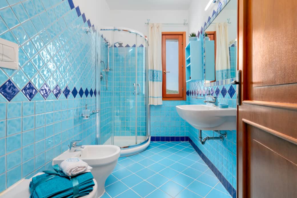 Villa Sardinia spacious bathroom