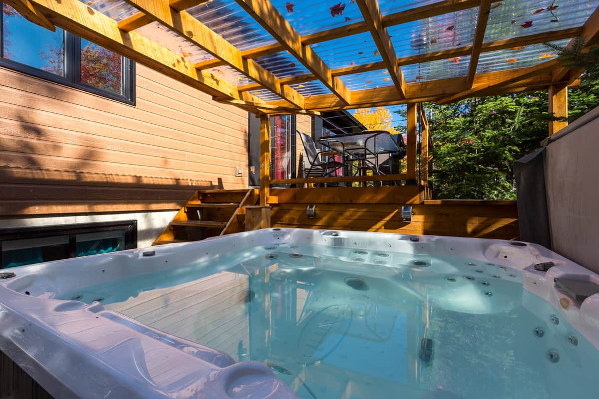 Relax yourself in the 8 people spa open all year long