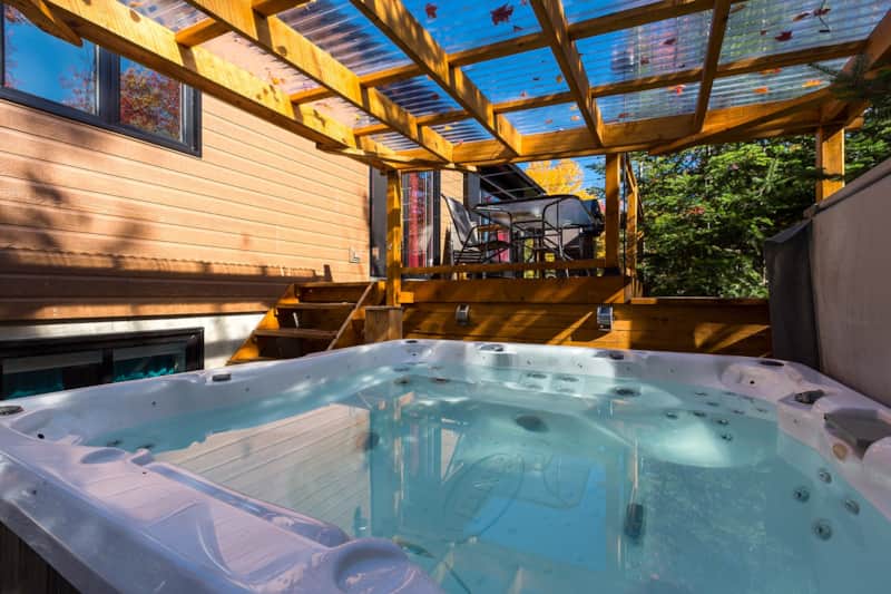 Relax yourself in the 8 people spa open all year long