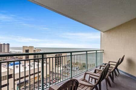 Sunrise and Oceanviews on a large balcony! Sunrise and Oceanviews on a large balcony!