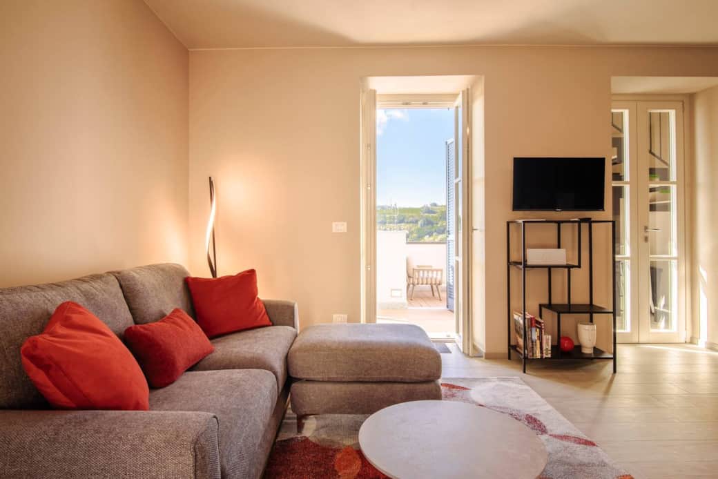 L'accogliente soggiorno con accesso alla terrazza