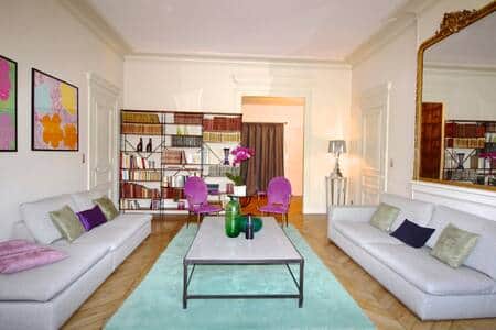 Grand salon et ses canapés