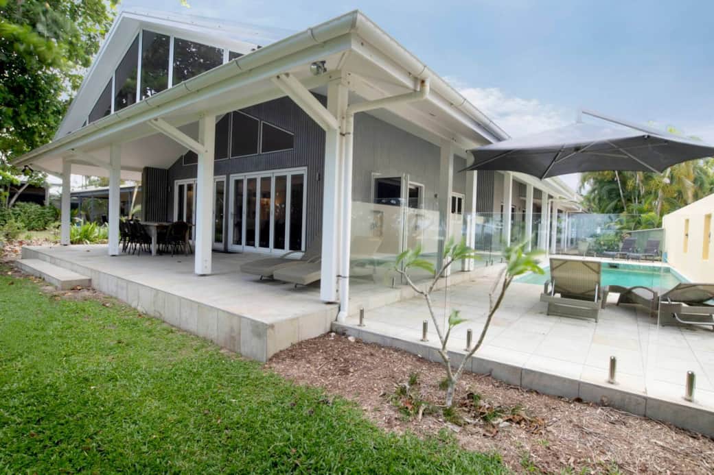 Beachfront On Mission - Mission Beach - Exterior Patio and Pool