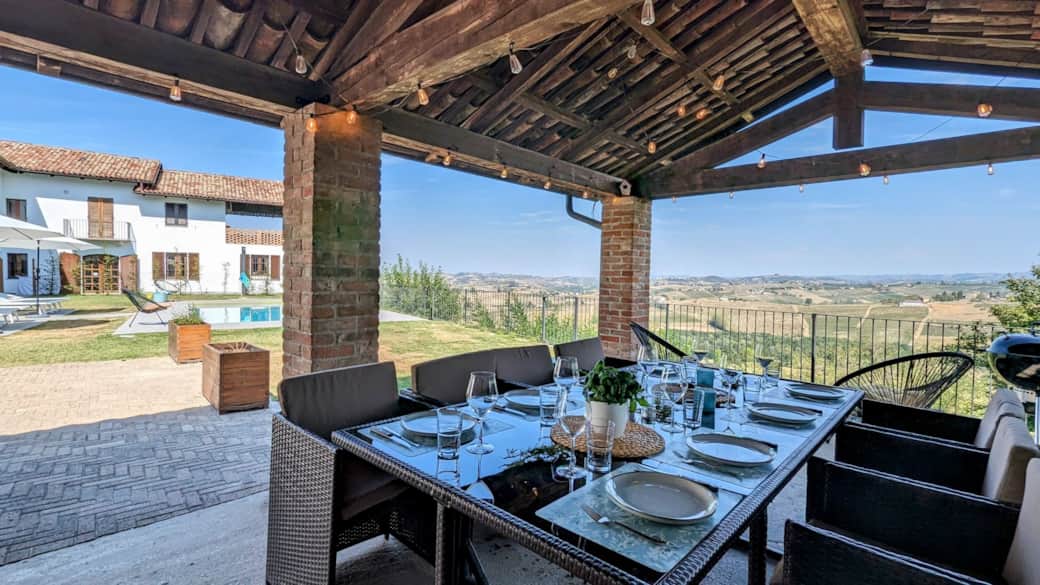 Outdoor dining area with views on the vineyards